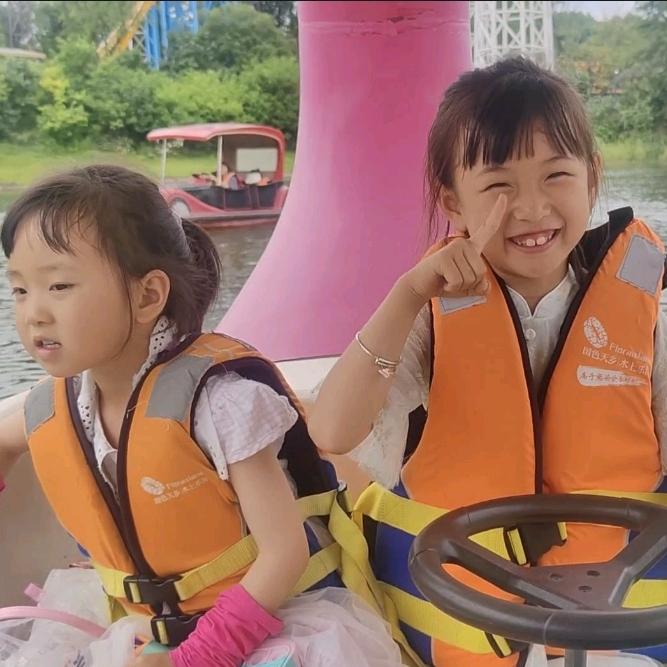 诗诗and甜甜（混世小魔王）