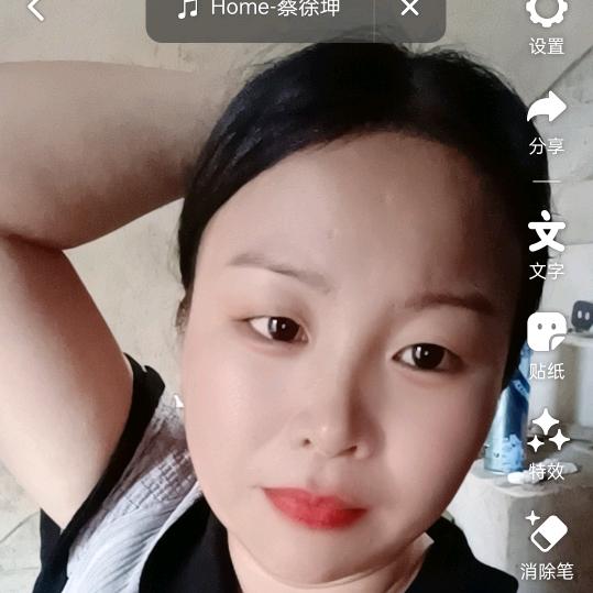 笑着退场