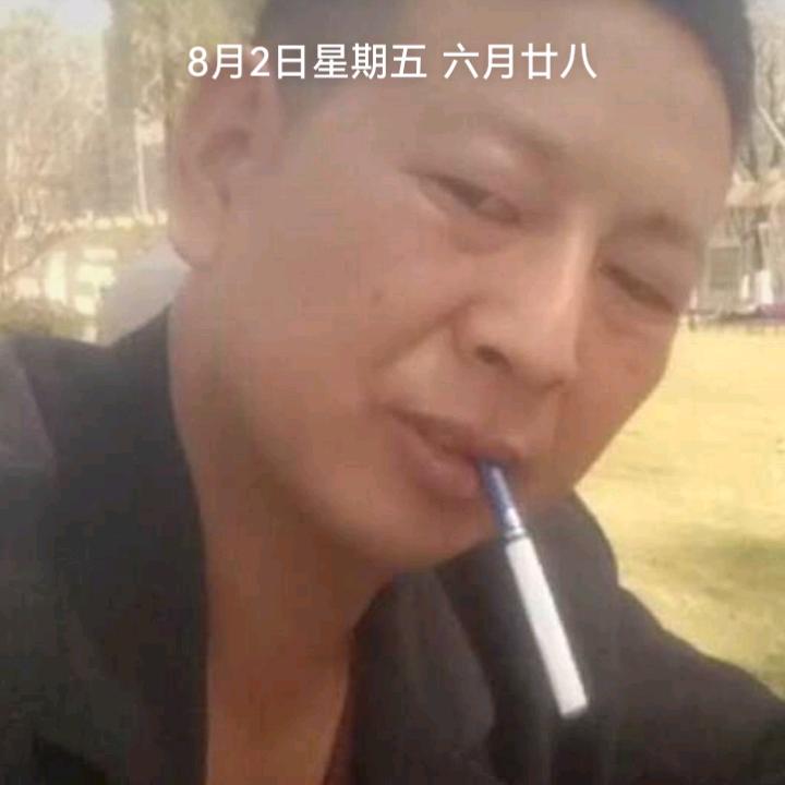 为了生活冲在了前线