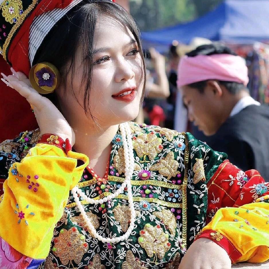 Phwe Phwe ဖွေးဖွေးOs