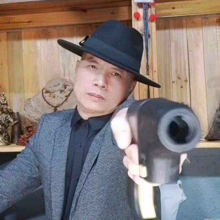 一座山一条溪一个人