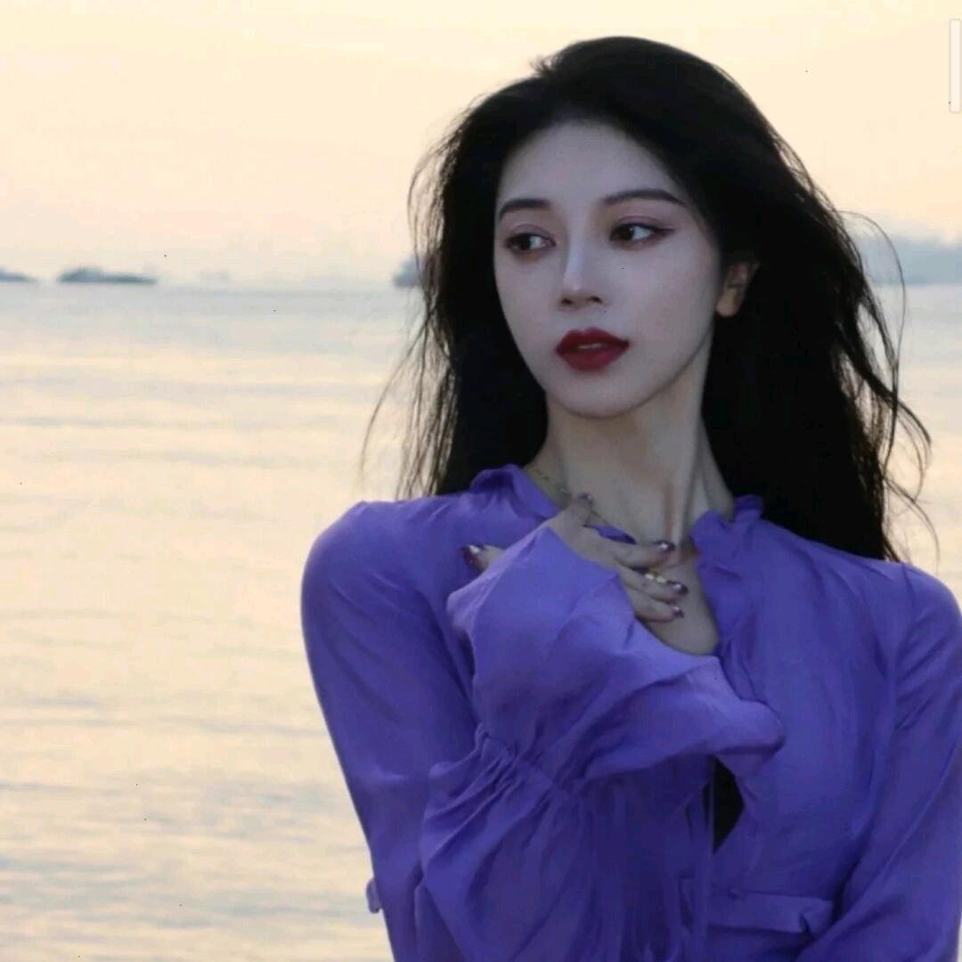 冷酷小美。