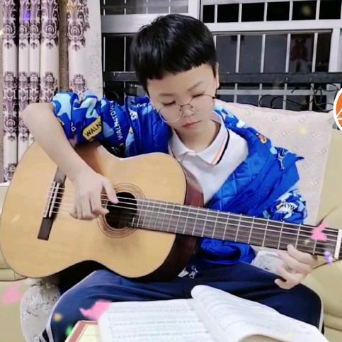 天骄宝贝…吉他学习中