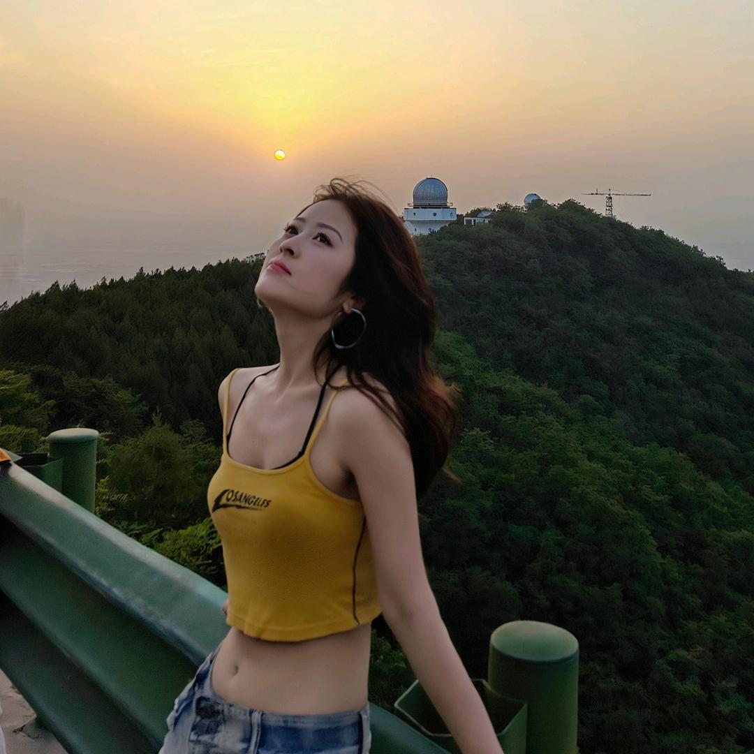 口水打湿数据线，边刷抖音边触电