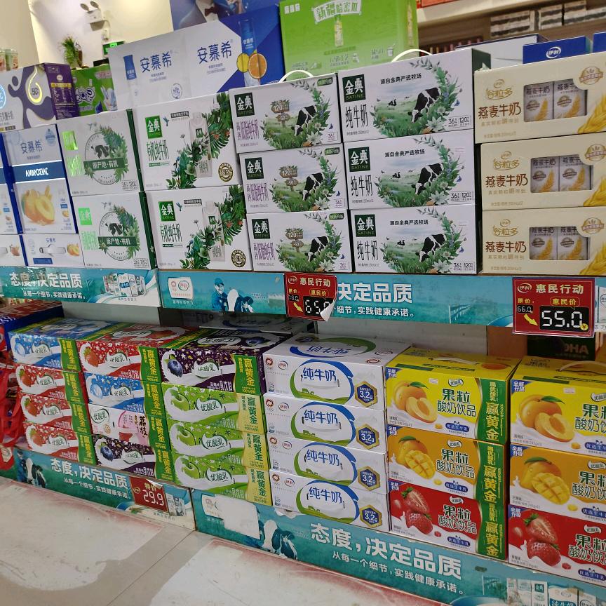 凤庆伊利牛奶搬运工