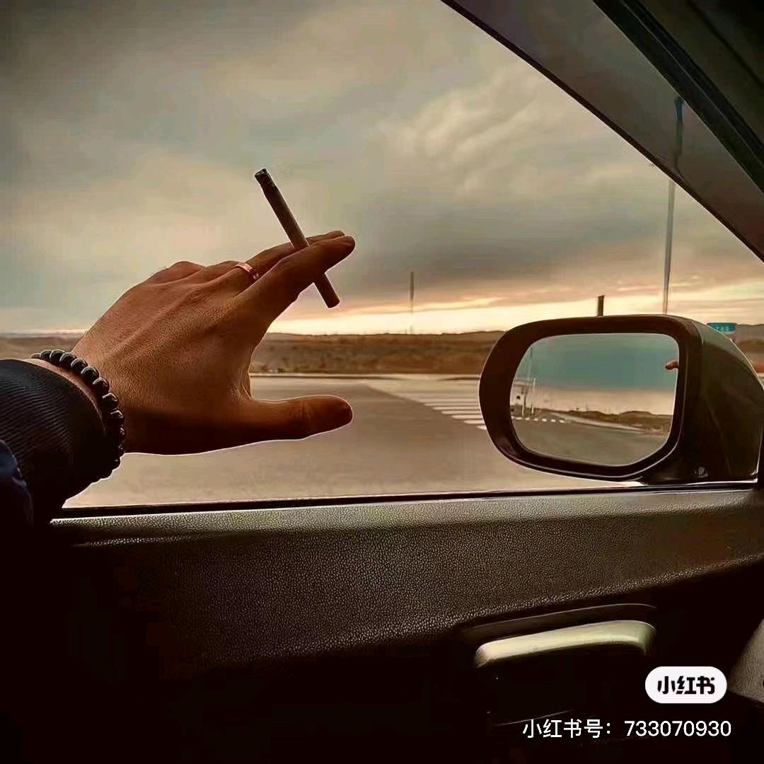 夜里无人点燃烟