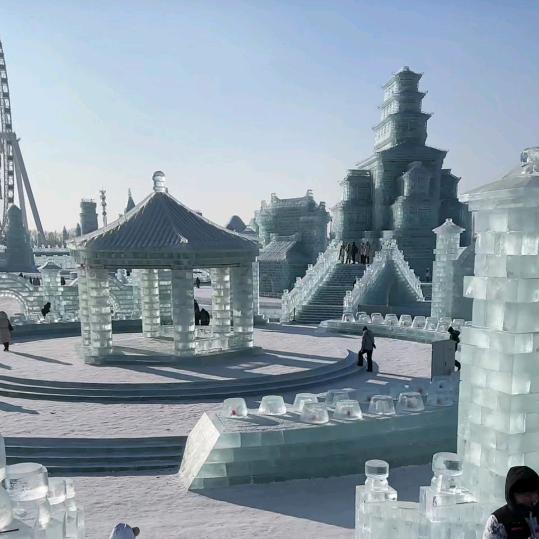 睁一只眼闭一只眼