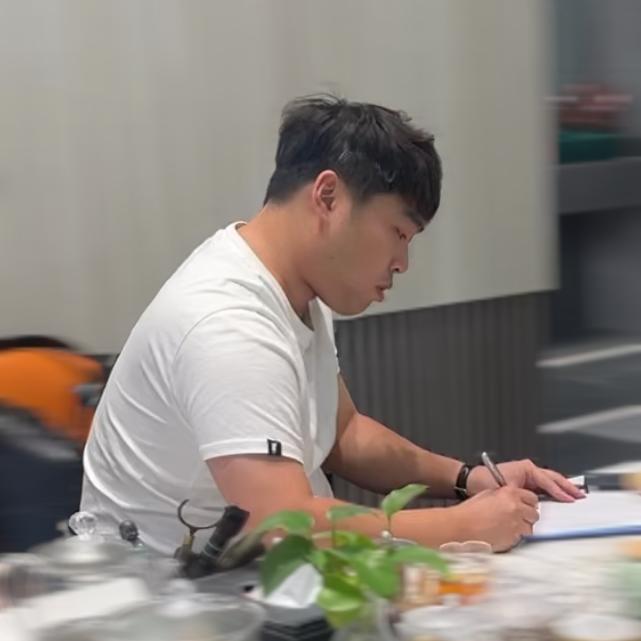 在喀什做瓷砖的阿威