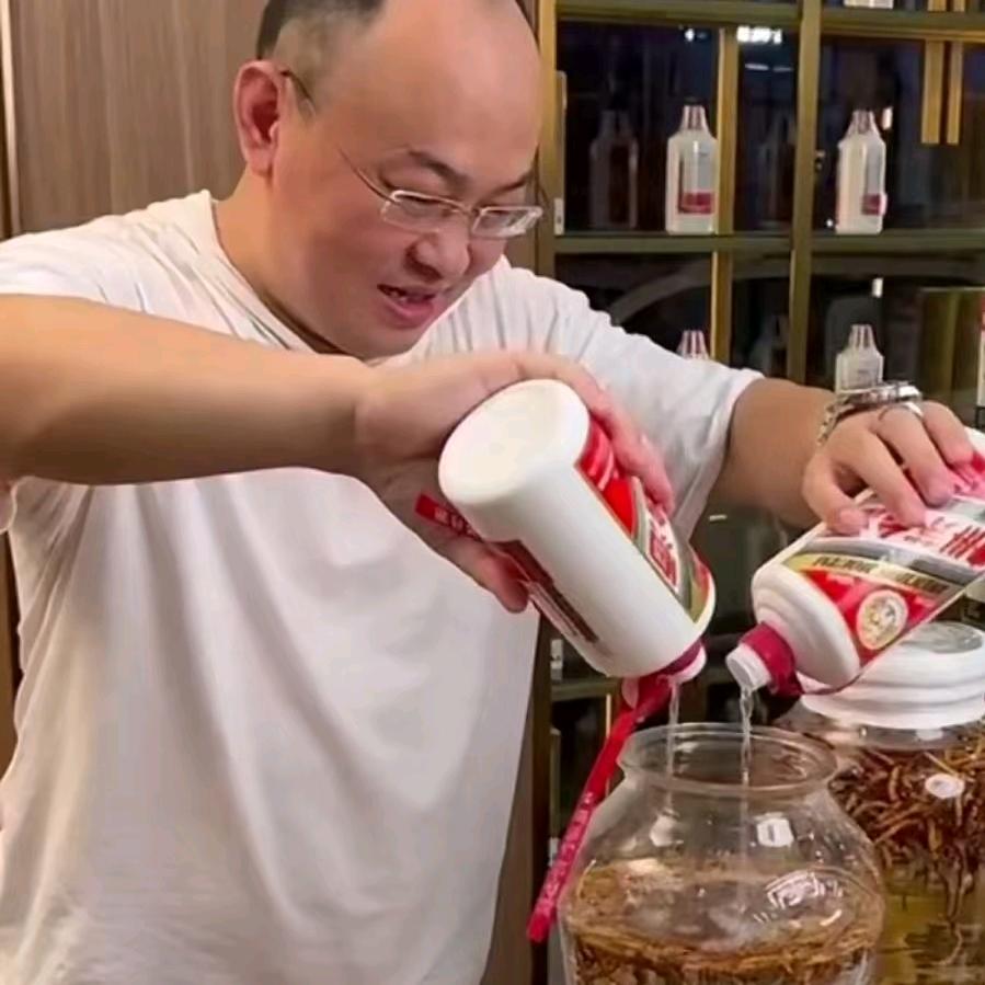 泡在酒里的包工头-磊哥