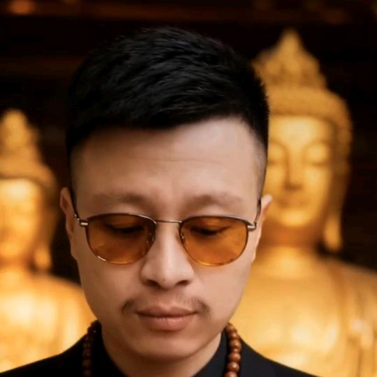 一路畅通90后大巴车司机