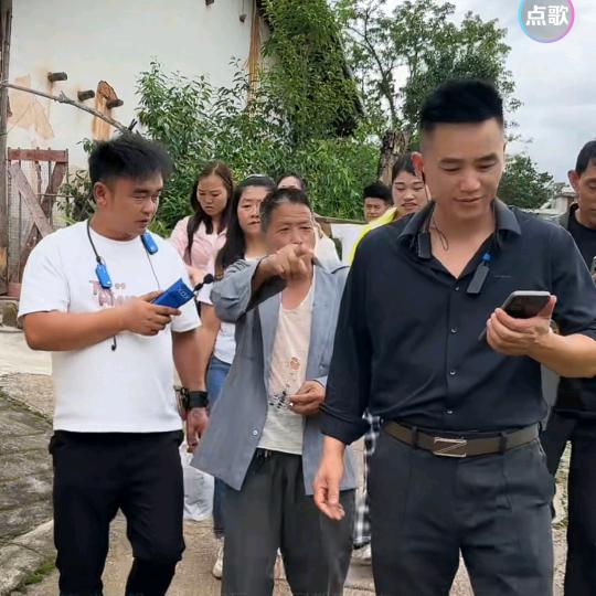 一个退武军人，单身带着三个孩子生活的的父