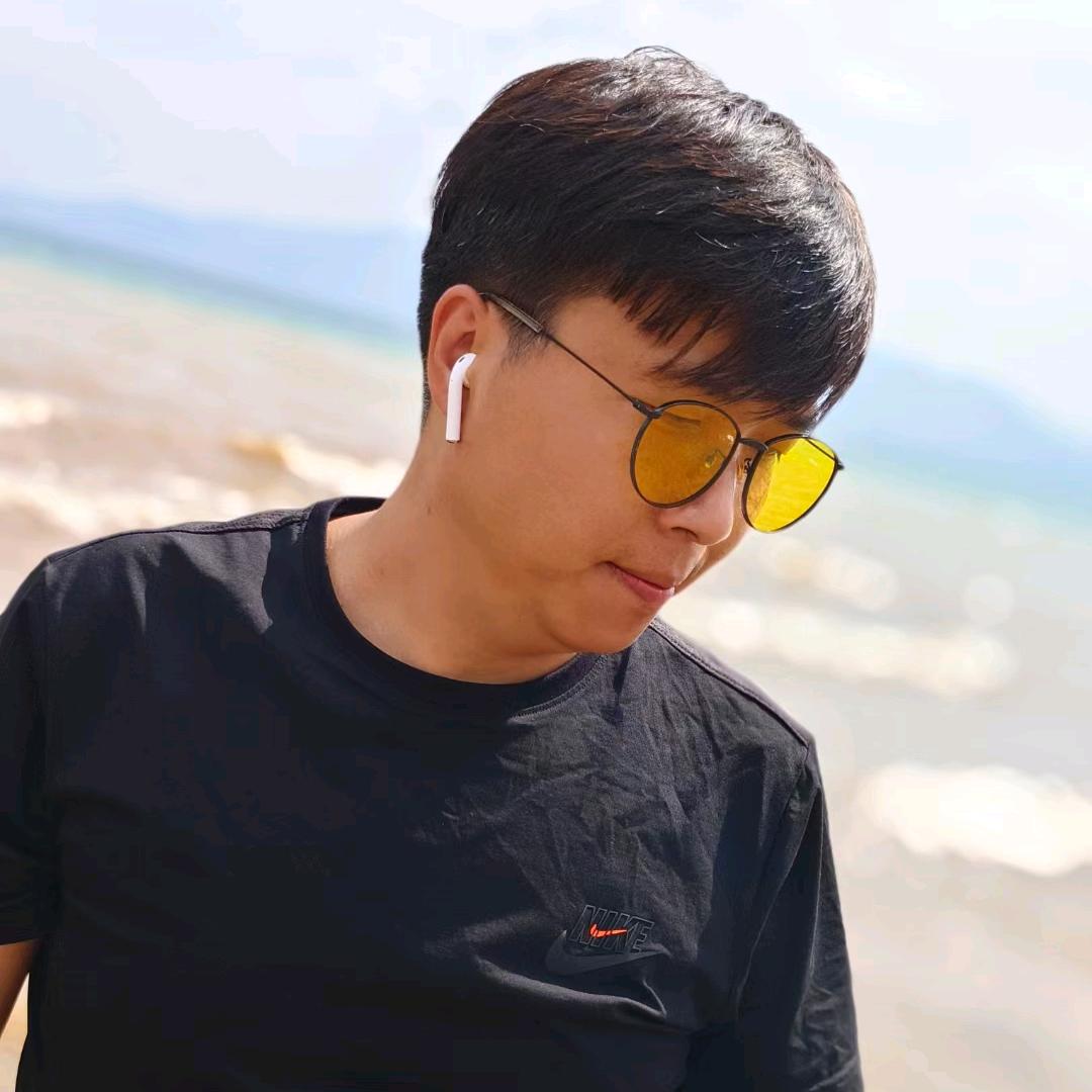 卖手机的小男孩