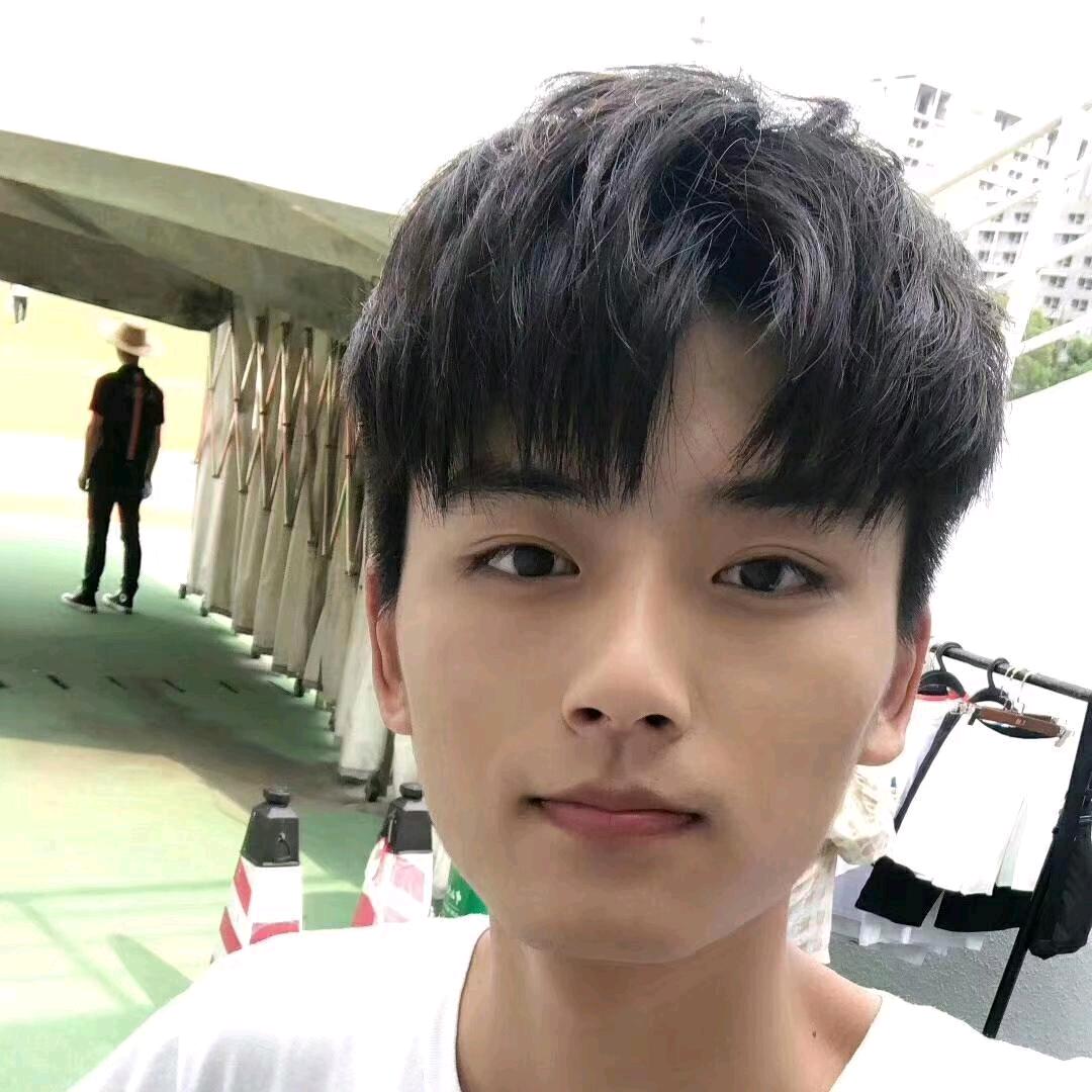 雕刻人像的单身帅小伙
