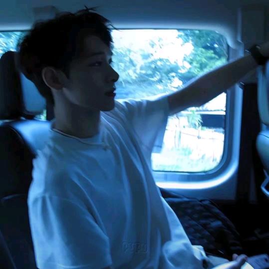 伤感的忧郁男神