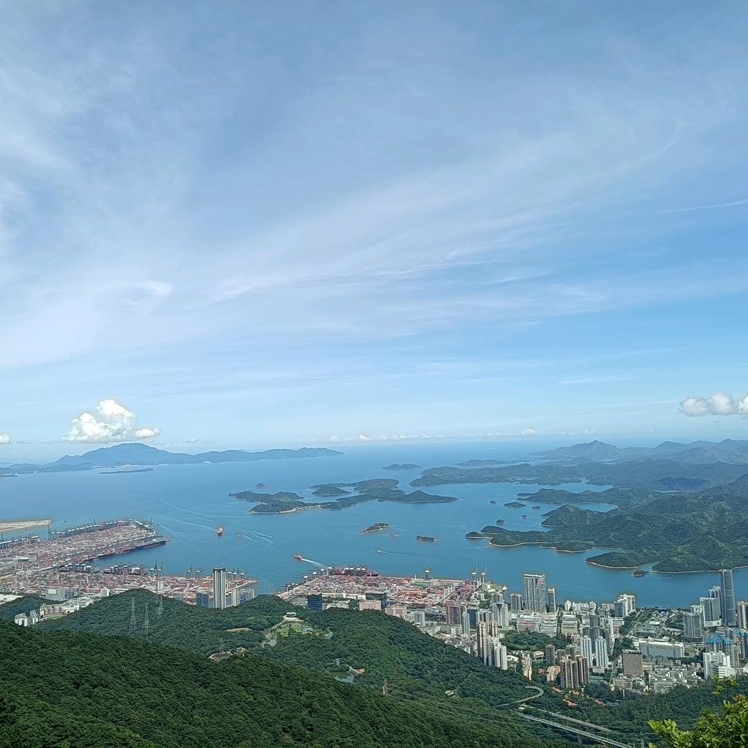 监控摄像机的小伙