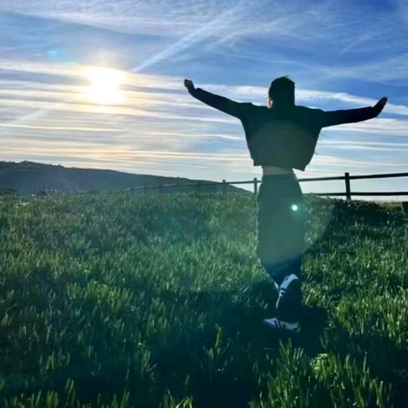 骑老奶奶过马路被无证屎壳郎创飞