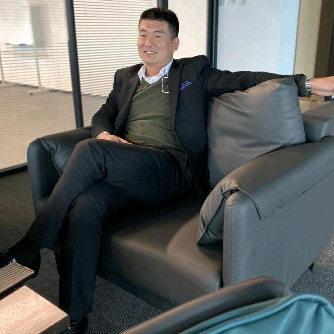 略显潦草的法律砖家梁小闲