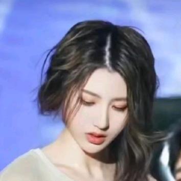 小石后背和前胸一样平