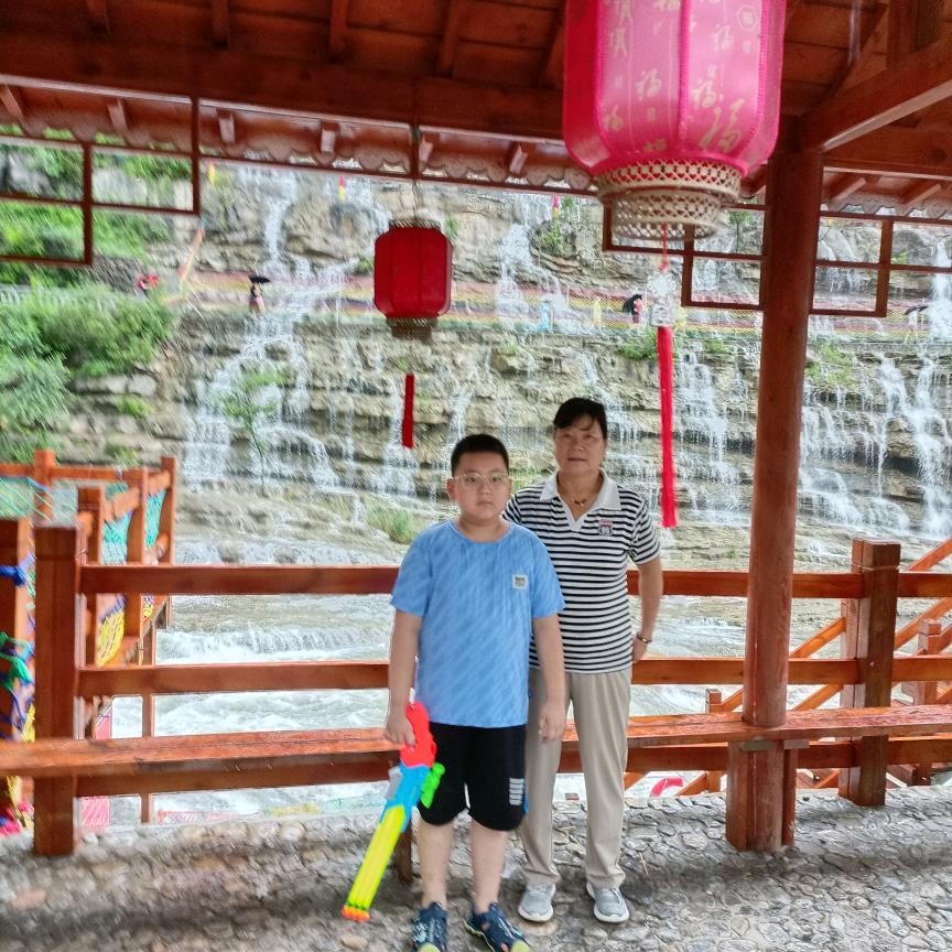 杭宝，奶奶。