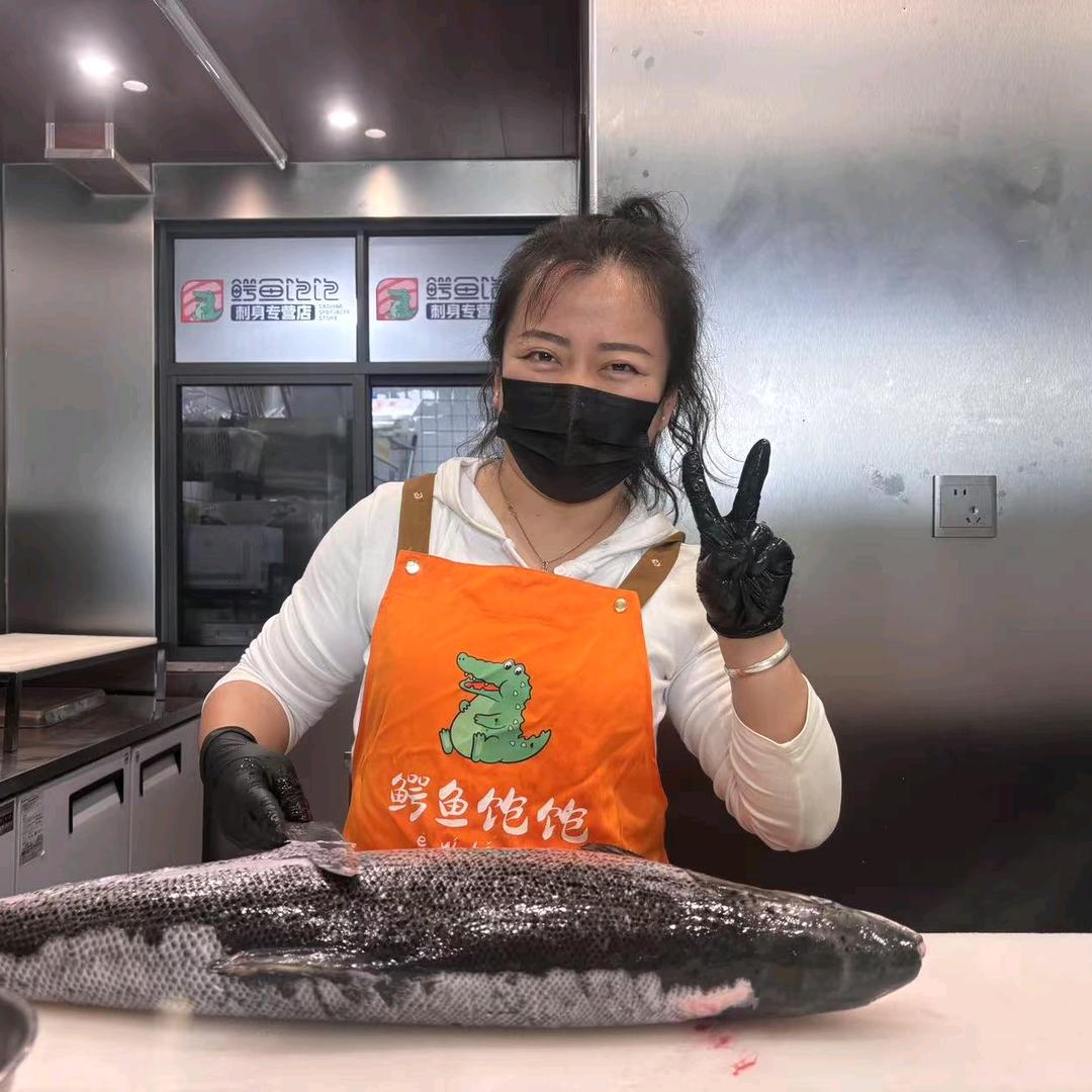 新平鳄鱼饱饱刺身-小彤