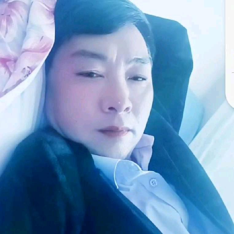 世人难解情孤愁。