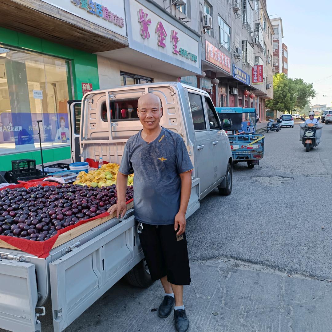 摆地摊的光哥