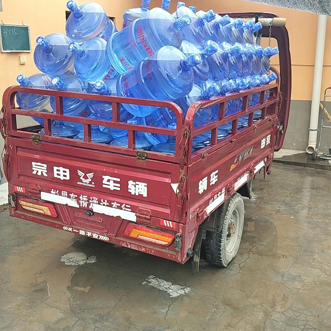 埋头苦干的长武送水哥