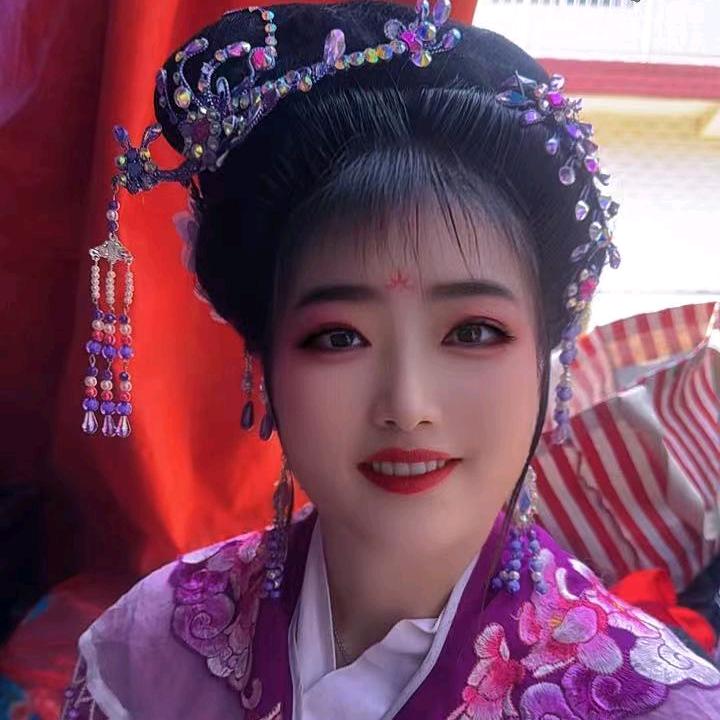 爱唱庐剧阿慧。