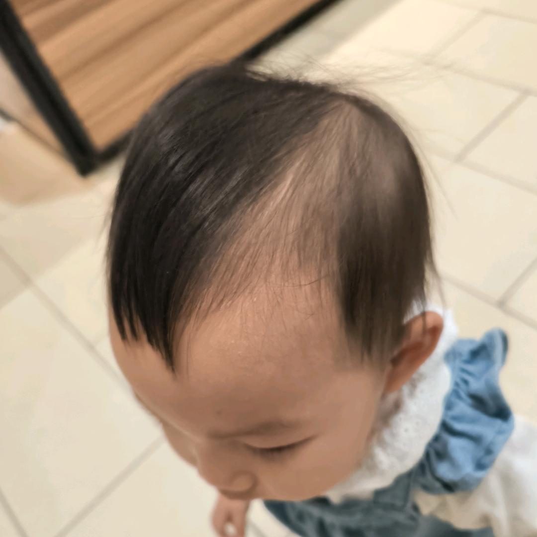 大大帽子小小的她