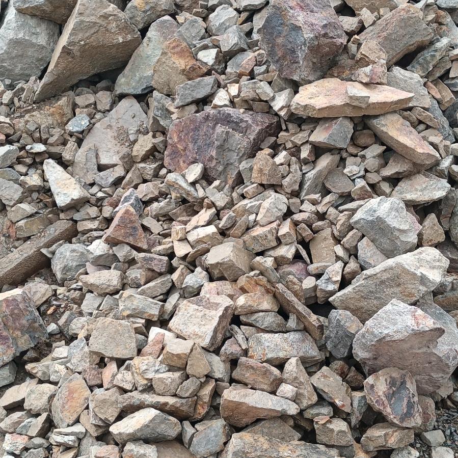 小伟大量收购铝矿石