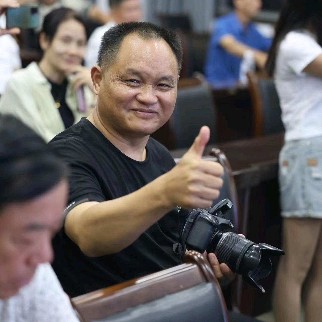 媒体人郑一鸣