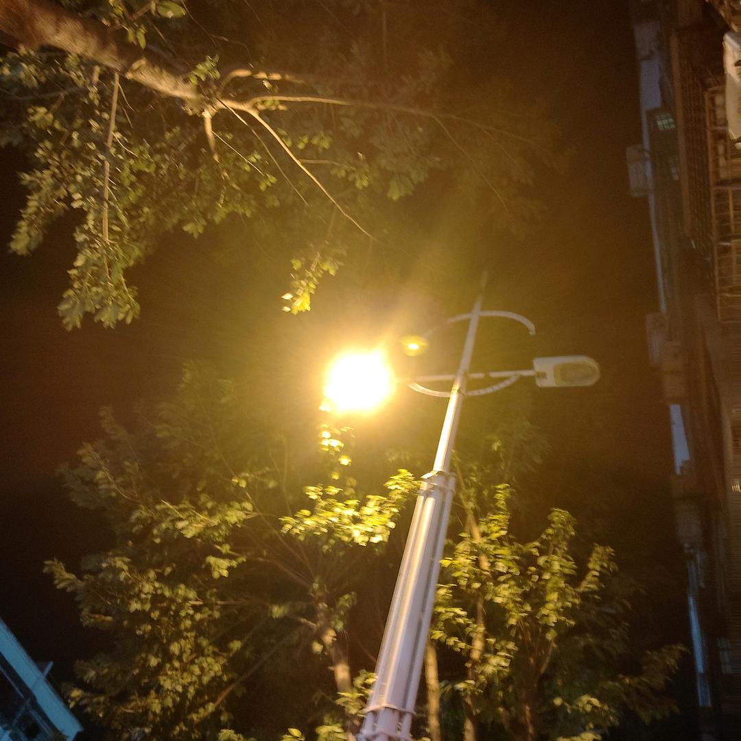 路灯下的我