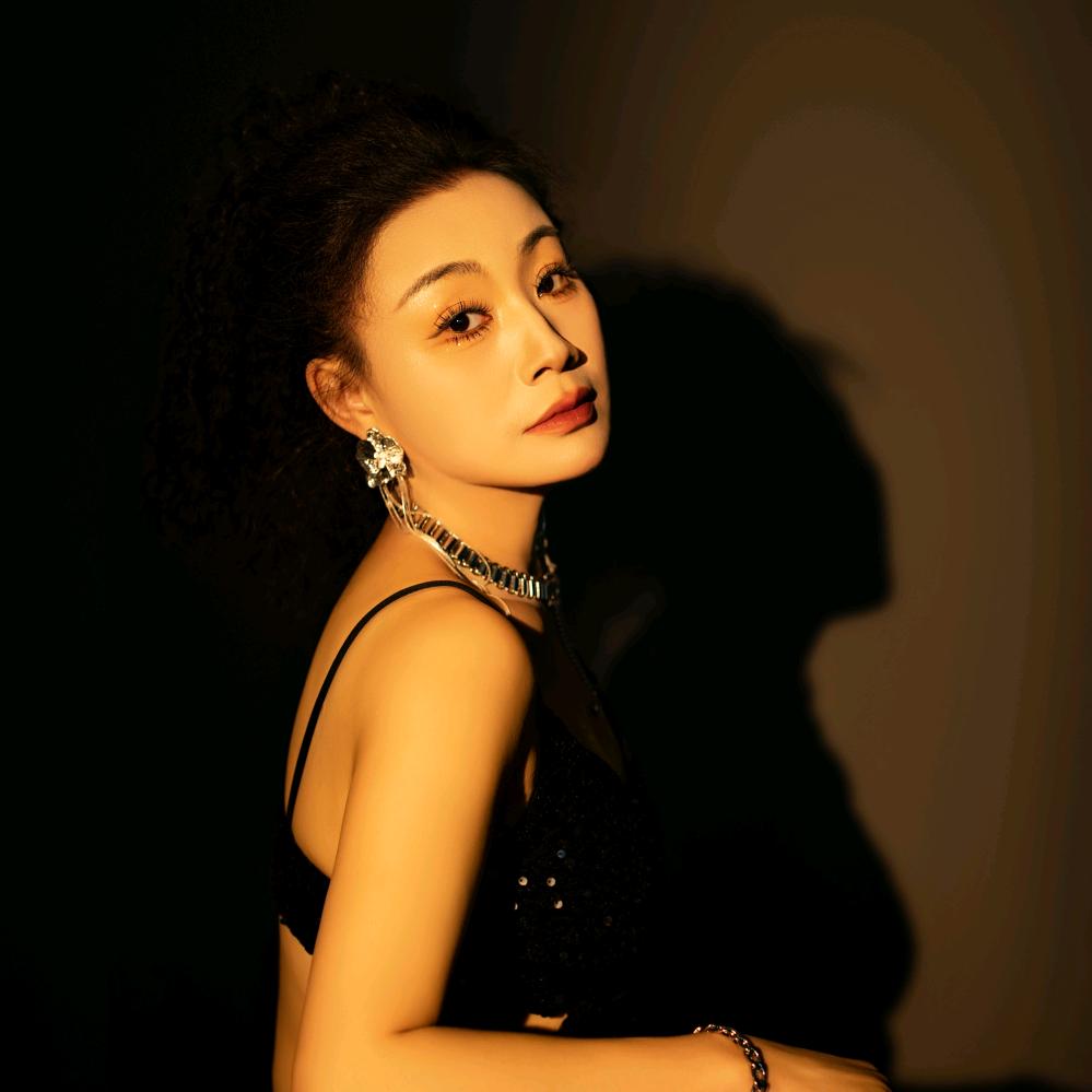 开心的中年少女