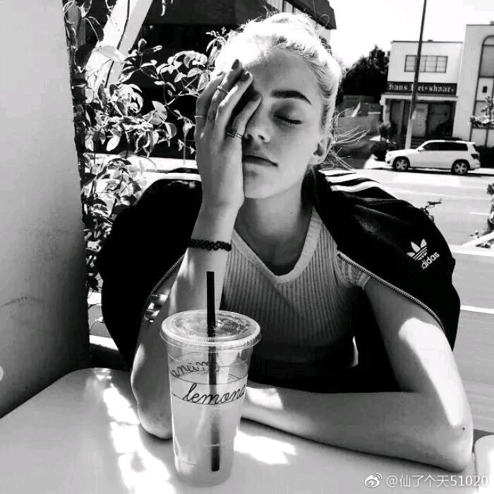 冰岛看书的柚子