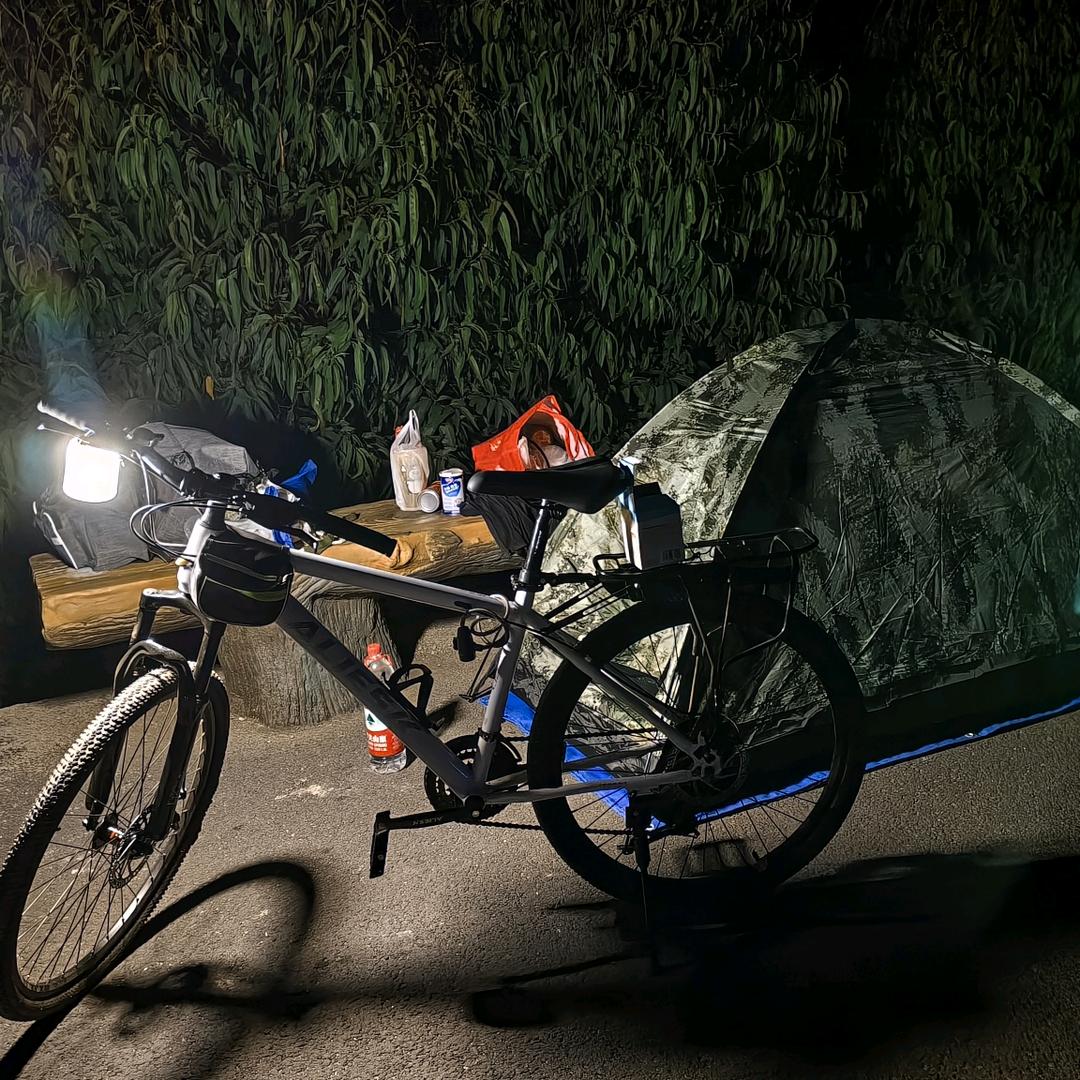 30岁球员骑游中国