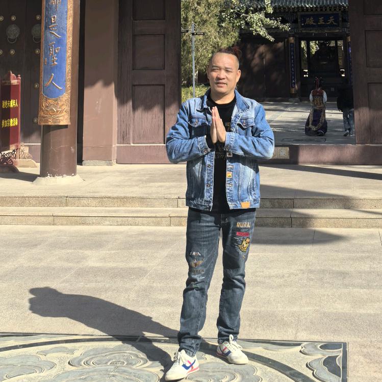 开心的男人。