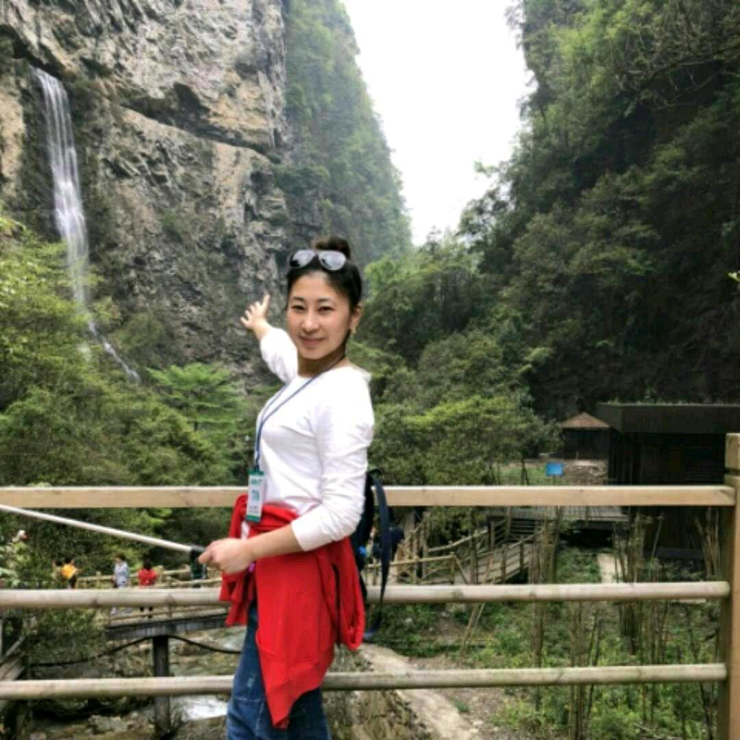 开朗活泼的小丫头
