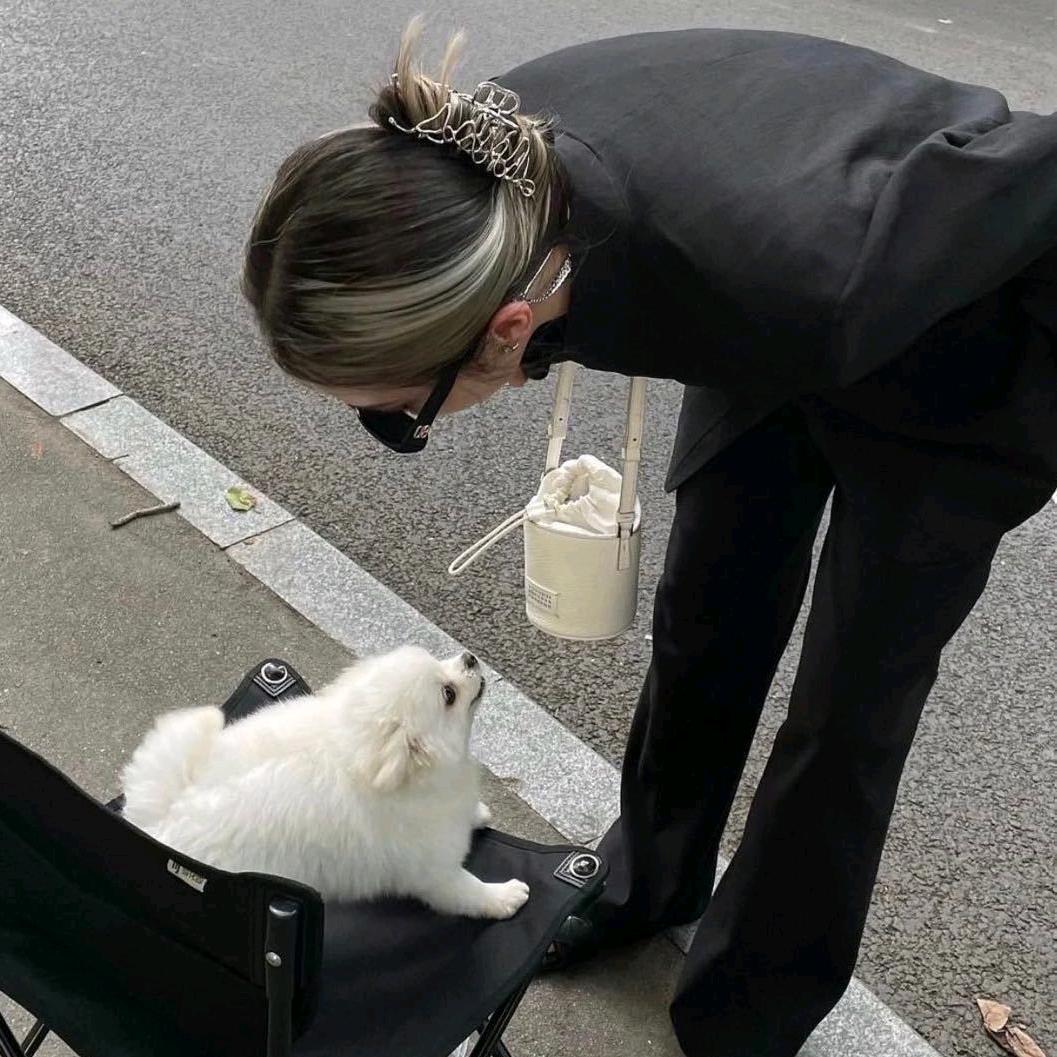 对方正在长头发