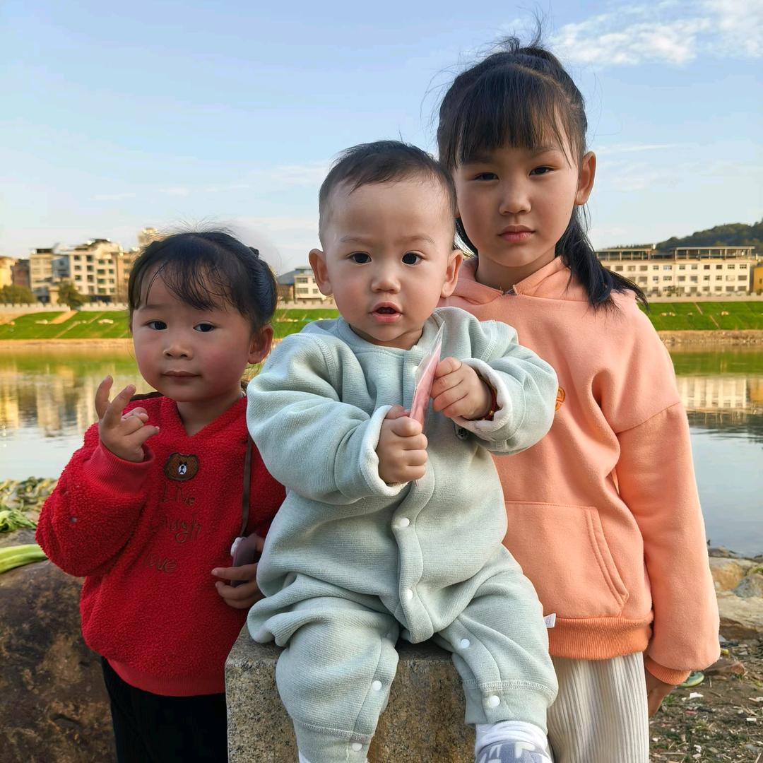 90后农民兄弟，小李