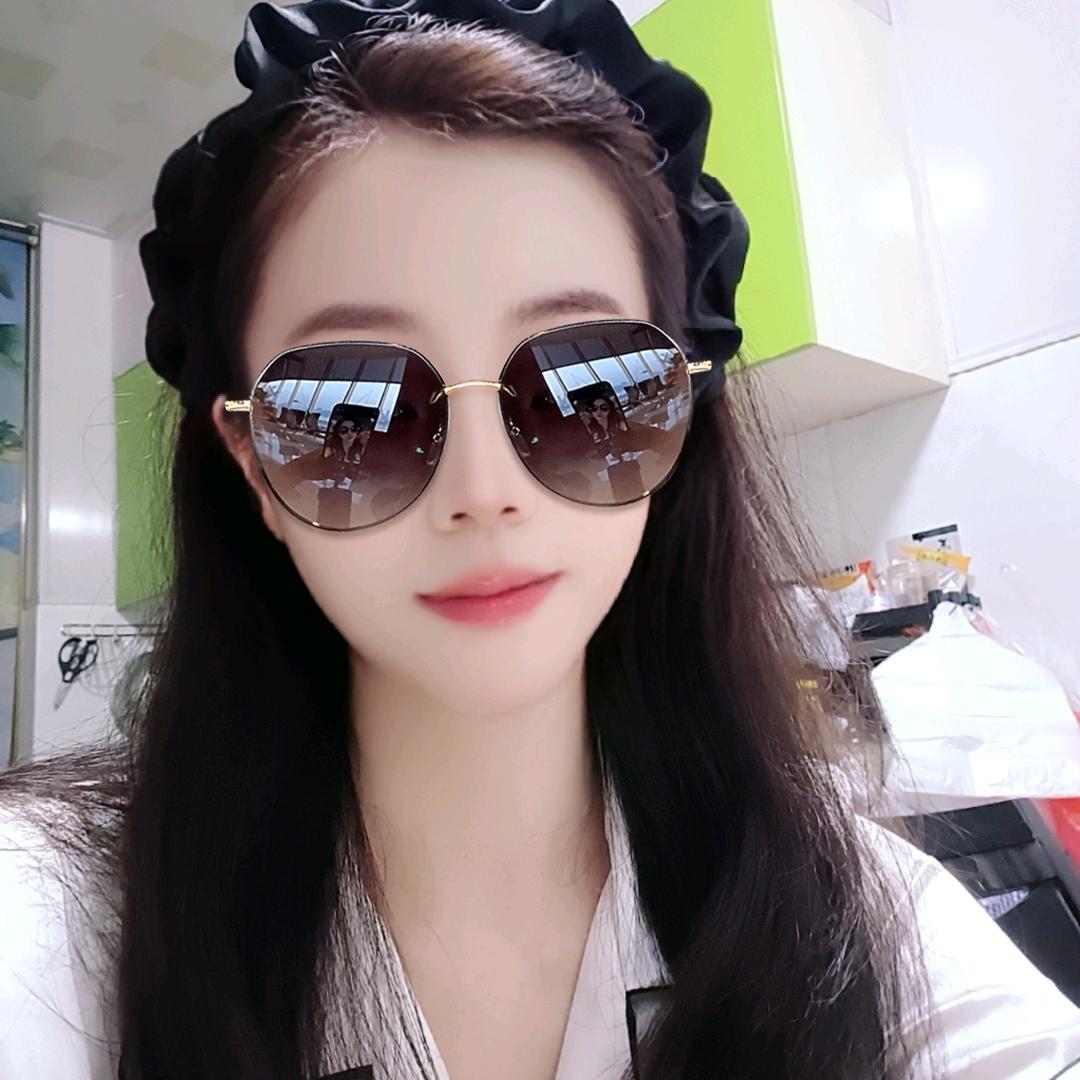 布衣，阿妹。孤单一个人，