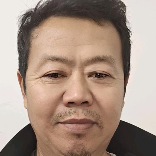 开集装箱的大叔