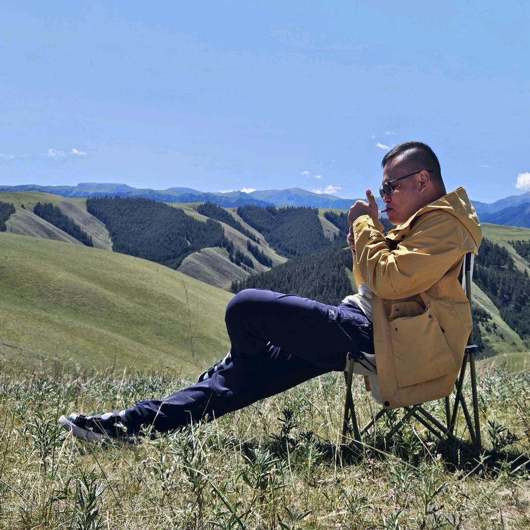 坐在金山上的乞丐！