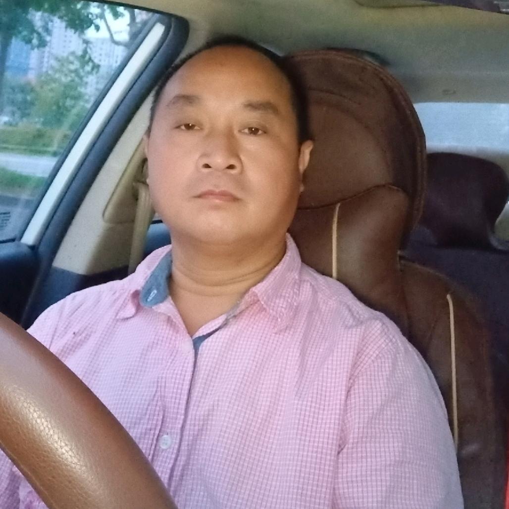 抱着酒瓶的男人