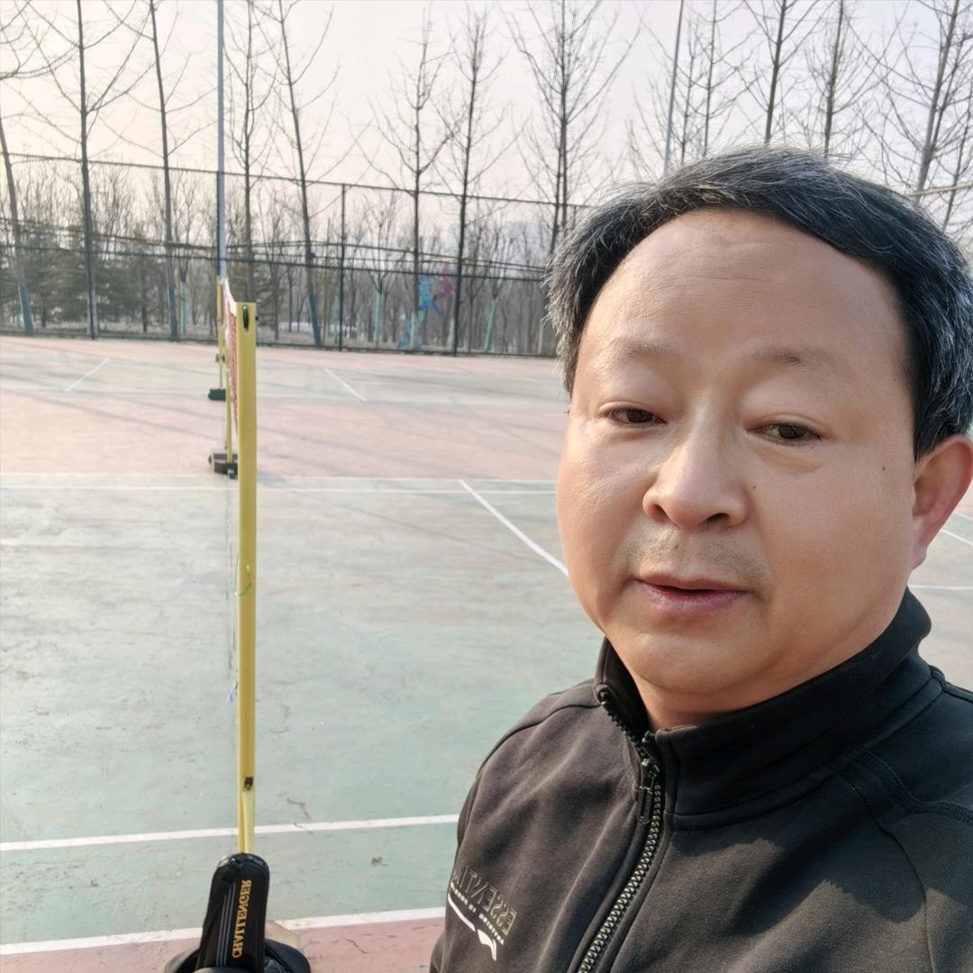 做美妆的大叔