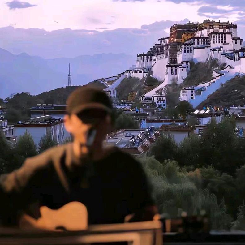 将玫瑰藏于身后