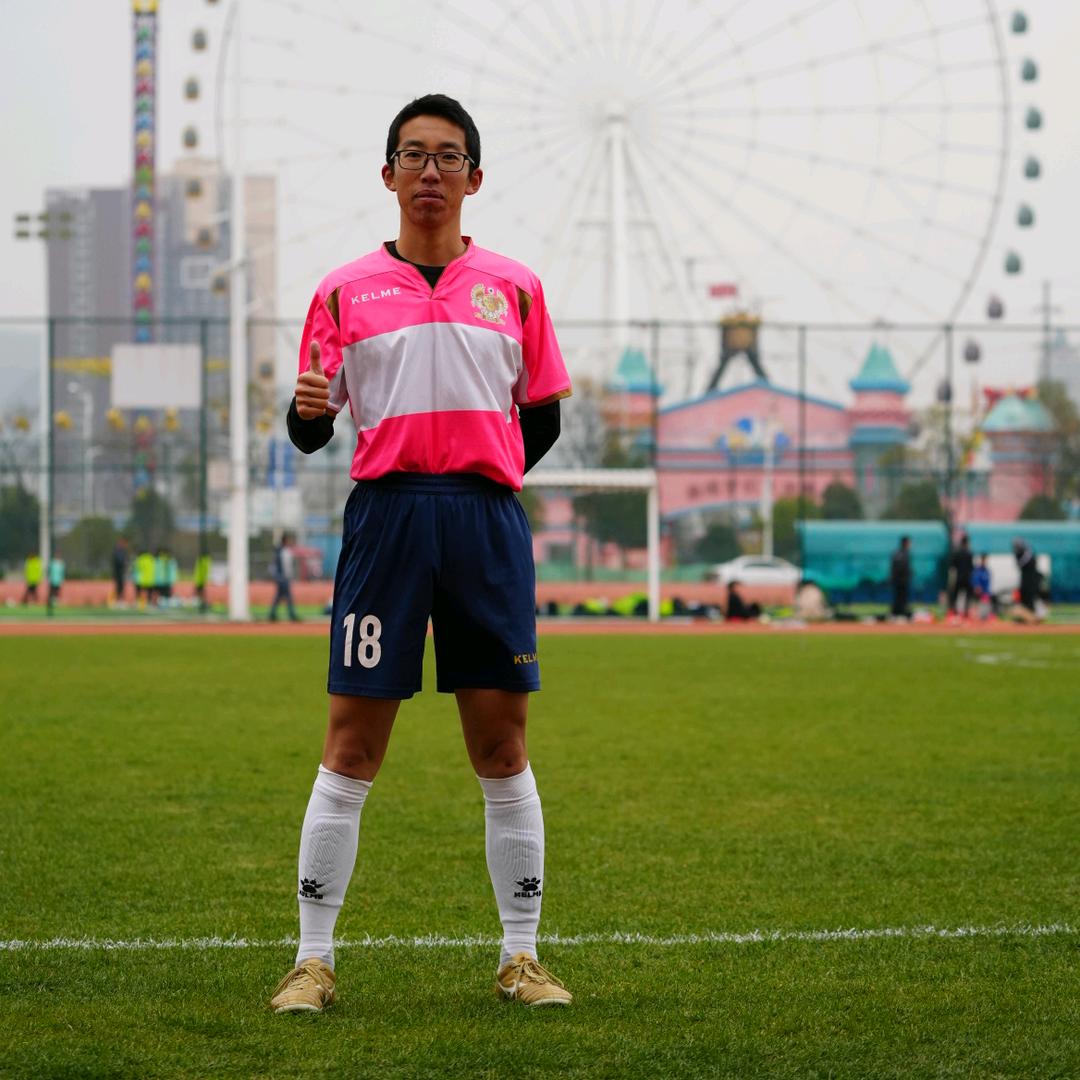 爱在车库踢球的小兵