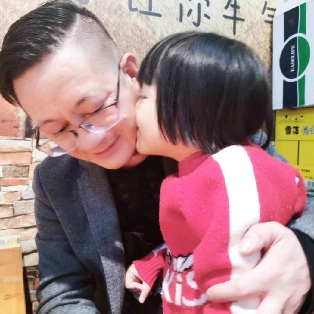 自闭女儿和单亲爸爸的日常