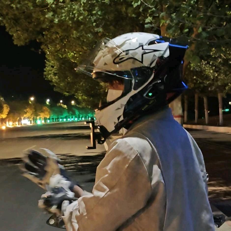 -晚风＾🏍️