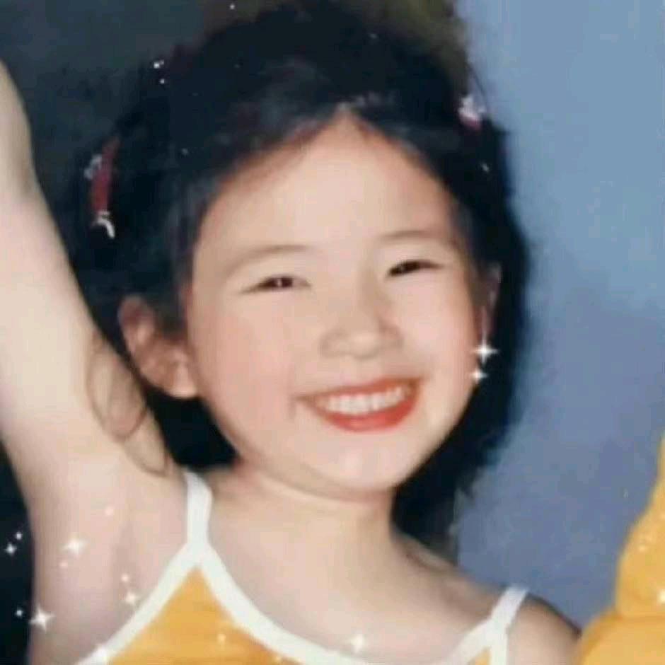 Ava别吃啦（把手拿出来捂到嘴巴上）