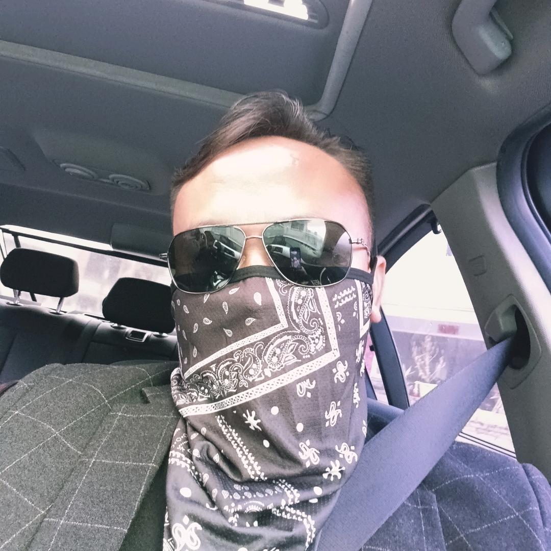 月光落在左手上